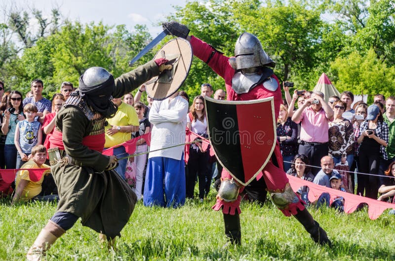 Del swordfight los guerreros medievales armados pesadamente foto de archivo