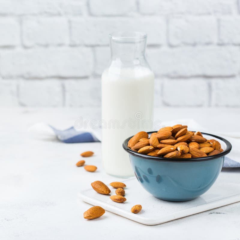 Del vegano leche orgánica hecha en casa de la almendra del diario no imagen de archivo libre de regalías