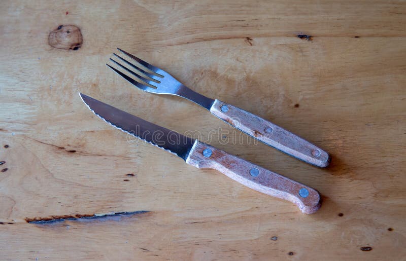 Dela sig, kniv- och tabelltorkduken på träbakgrund Bästa sikt med textutrymme royaltyfria foton Dela sig, kniv- och tabelltorkduken på träbakgrund Bästa sikt med textutrymme royaltyfria foton