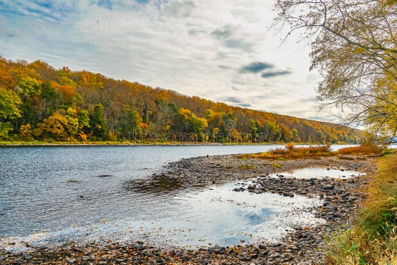 Delaware River nahe Dingmans-Landungsbrücke in den Poconos-Bergen, Pennsylvania, USA lizenzfreie stockbilder Delaware River nahe Dingmans-Landungsbrücke in den Poconos-Bergen, Pennsylvania, USA lizenzfreie stockbilder