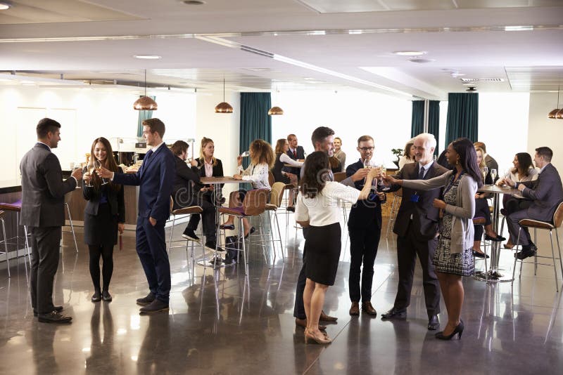 Delegata networking Przy konferencją Pije przyjęcie zdjęcia stock Delegata networking Przy konferencją Pije przyjęcie zdjęcia stock