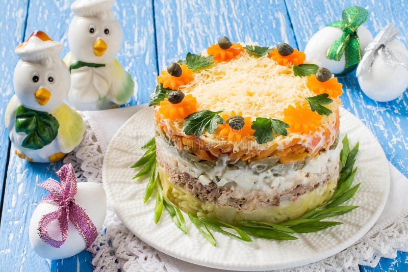 Delícias da Páscoa: salada festiva com atum e legumes imagens de stock royalty free