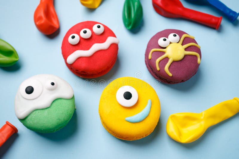 Sobremesa De Heloween: Grupo De Monstro Engraçados, De Fantasma, De Aranha  Feita Do Bolinho De Amêndoa Dos Biscoitos Com Crosta D Foto de Stock -  Imagem de feriado, doce: 126673770