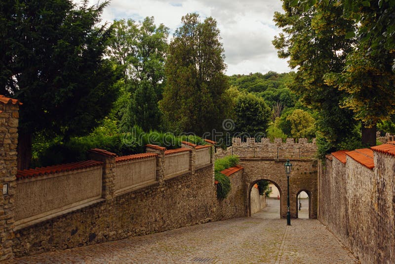 Delen van torenmuur en poort in Kutna Hora, Tsjechische Republiek, trac royalty-vrije stock afbeeldingen Delen van torenmuur en poort in Kutna Hora, Tsjechische Republiek, trac royalty-vrije stock afbeeldingen