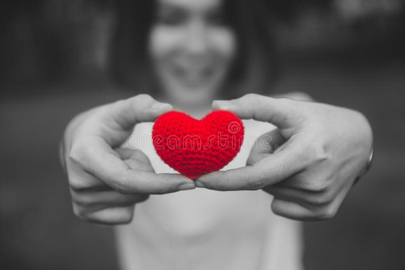 Delend Liefde en Hart rode kleur op vrouwen dien valentijnskaart` s dag in stock foto's Delend Liefde en Hart rode kleur op vrouwen dien valentijnskaart` s dag in stock foto's