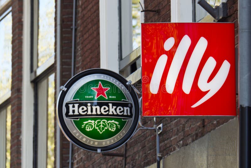 DELFT/NETHERLANDS - 16 avril 2014 : Advertisin de Heineken et d'Illy images stock DELFT/NETHERLANDS - 16 avril 2014 : Advertisin de Heineken et d'Illy images stock