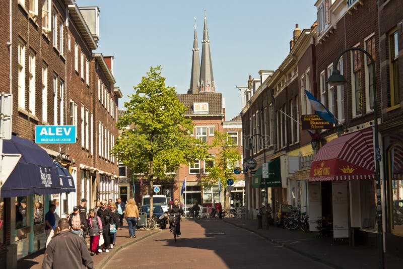 DELFT/NETHERLANDS - 16 avril 2014 : Scène typique de rue dans photographie stock DELFT/NETHERLANDS - 16 avril 2014 : Scène typique de rue dans photographie stock