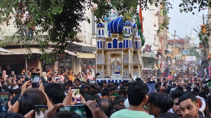 Delhi inde 17 juillet 2024 : foule musulmane transportant du tazia pendant le festival de muharram banque de vidéos