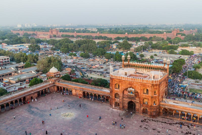 DELHI, INDIA - OKTOBER 22, 2016: Binnenplaats van Jama Masjid-moskee in het centrum van Delhi, India Rood Fort in royalty-vrije stock foto DELHI, INDIA - OKTOBER 22, 2016: Binnenplaats van Jama Masjid-moskee in het centrum van Delhi, India Rood Fort in royalty-vrije stock foto