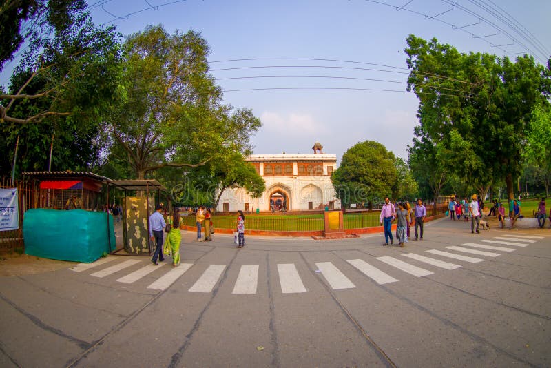 DELHI, INDIEN - 25. SEPTEMBER 2017: Nicht identifizierte Leute, die nahe in die Straße des roten Forttempels Agras, Taj Mahal geh stockfotografie DELHI, INDIEN - 25. SEPTEMBER 2017: Nicht identifizierte Leute, die nahe in die Straße des roten Forttempels Agras, Taj Mahal geh stockfotografie