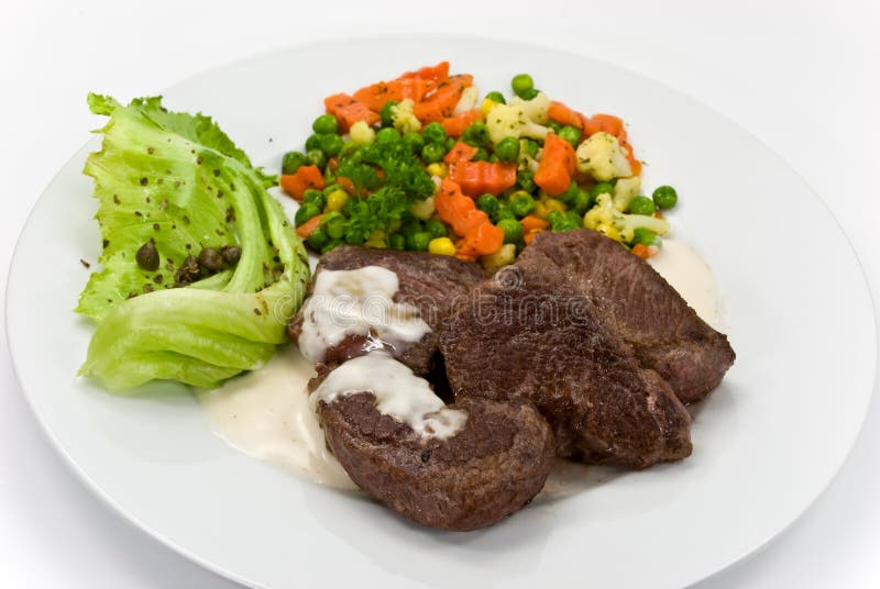 Delicatessen-lapje vlees van struisvogel, groenten, salade royalty-vrije stock afbeeldingen Delicatessen-lapje vlees van struisvogel, groenten, salade royalty-vrije stock afbeeldingen