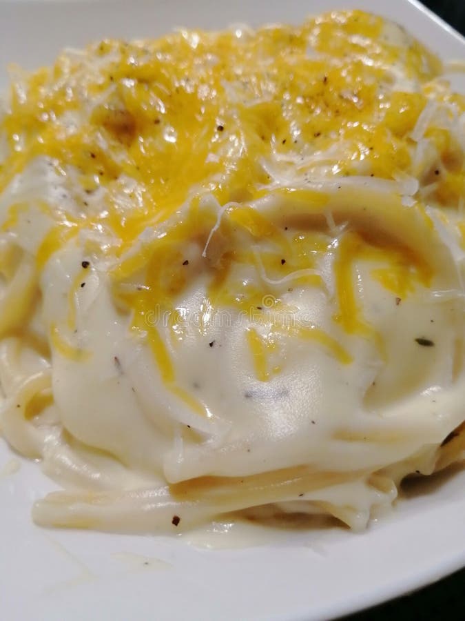 Delicati Mac e formaggio fatti con spaghetti di Leftover e Cheddar Cheese fotografia stock