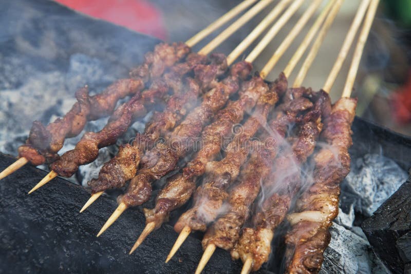 Delicioase alimente stradale de miel la grătar, kebab în ghilină stock photo
