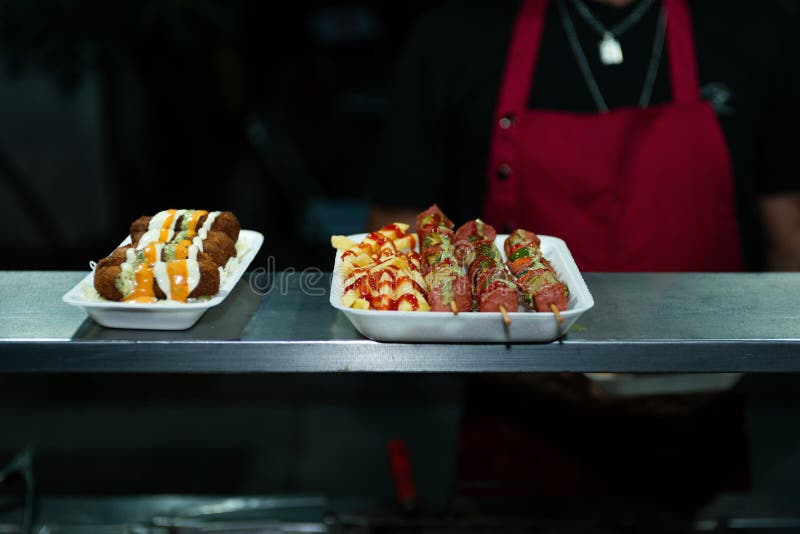 Delicioase Street Food frigarui și cartofi prăjiți serviți în tava de polistiren stock photos
