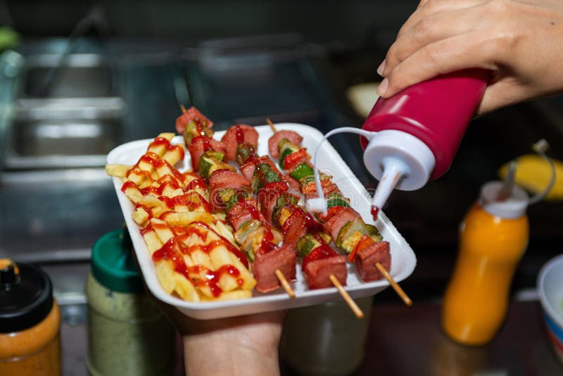 Delicioase Street Food frigarui și cartofi prăjiți serviți în tava de polistiren stock image