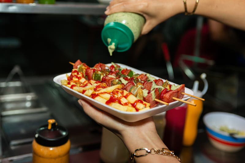 Delicioase Street Food frigarui și cartofi prăjiți serviți în tava de polistiren royalty free stock photography