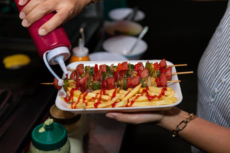 Delicioase Street Food frigarui și cartofi prăjiți serviți în tava de polistiren stock photo