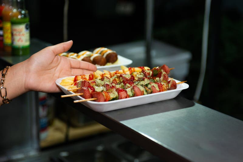 Delicioase Street Food frigarui și cartofi prăjiți serviți în tava de polistiren royalty free stock images