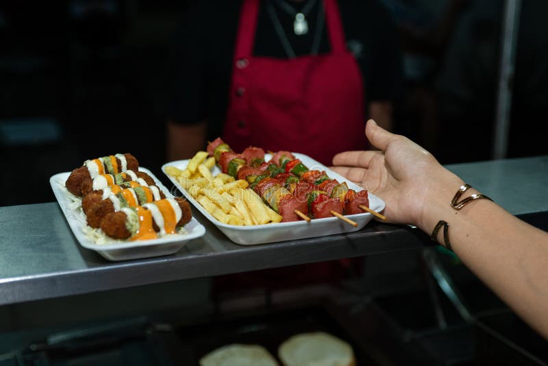 Delicios Street Food Skewers și Fries servite în tava Styrofoam stock images