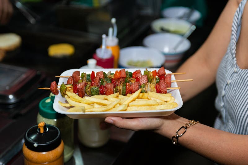 Delicios Street Food Skewers și Fries servite în tava Styrofoam royalty free stock image