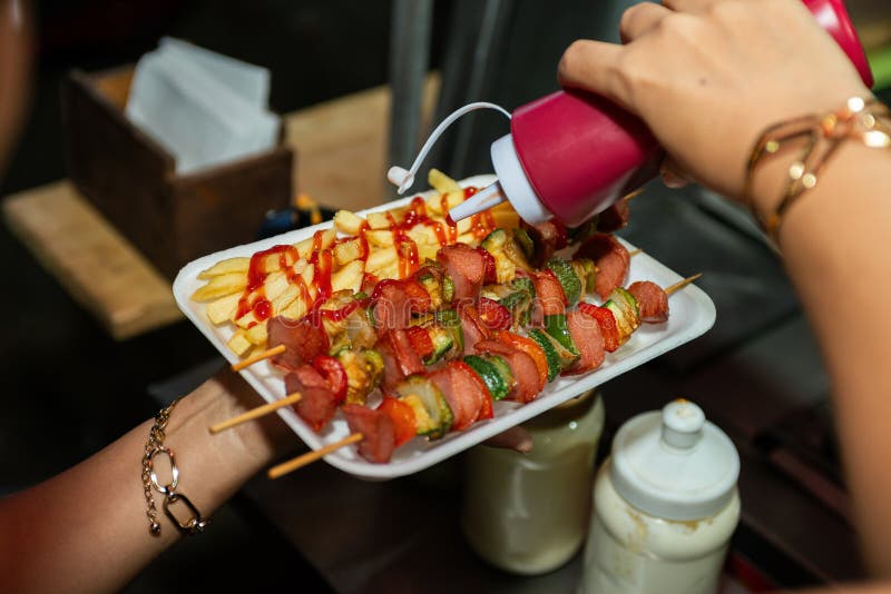 Delicios Street Food Skewers și Fries servite în tava Styrofoam stock images