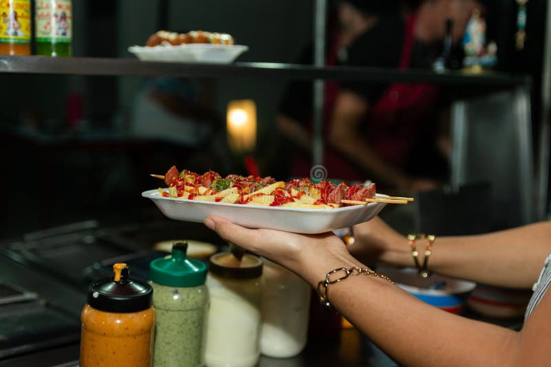 Delicios Street Food Skewers și Fries servite în tava Styrofoam stock images