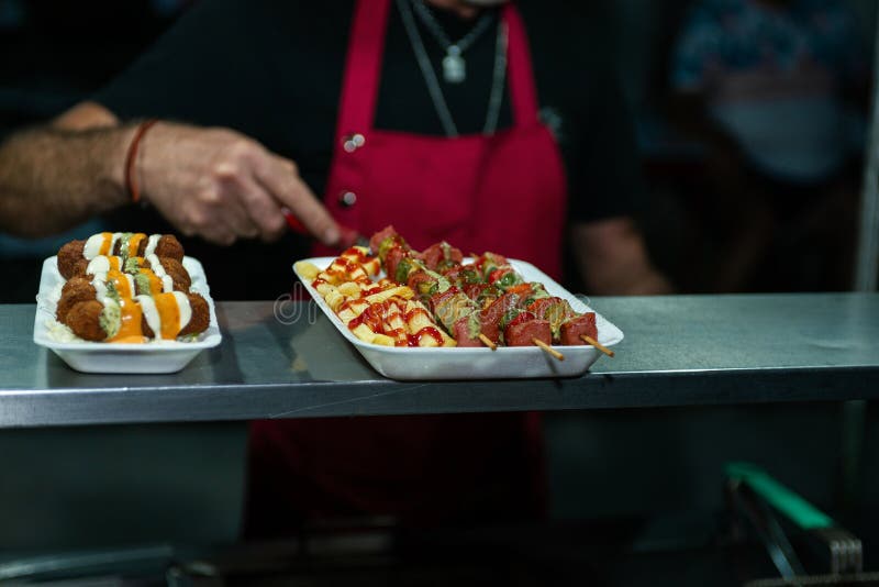 Delicios Street Food Skewers și Fries servite în tava Styrofoam royalty free stock image