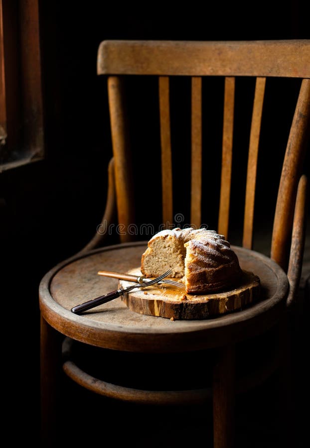 Deliciosa Tarta Bundt Con AzÃºcar En Polvo Sobre La Mesa De Madera En Una  Silla Vieja Vintage Imagen de archivo - Imagen de blanco, tarjeta: 156152587