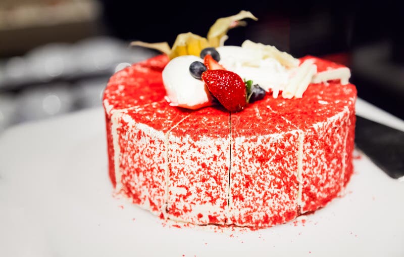 Deliciosa tarta de terciopelo rojo casera, con un colorido esmerilado de queso crema Postres, dulces, trajes y receta de panaderí fotografía de archivo Deliciosa tarta de terciopelo rojo casera, con un colorido esmerilado de queso crema Postres, dulces, trajes y receta de panaderí fotografía de archivo