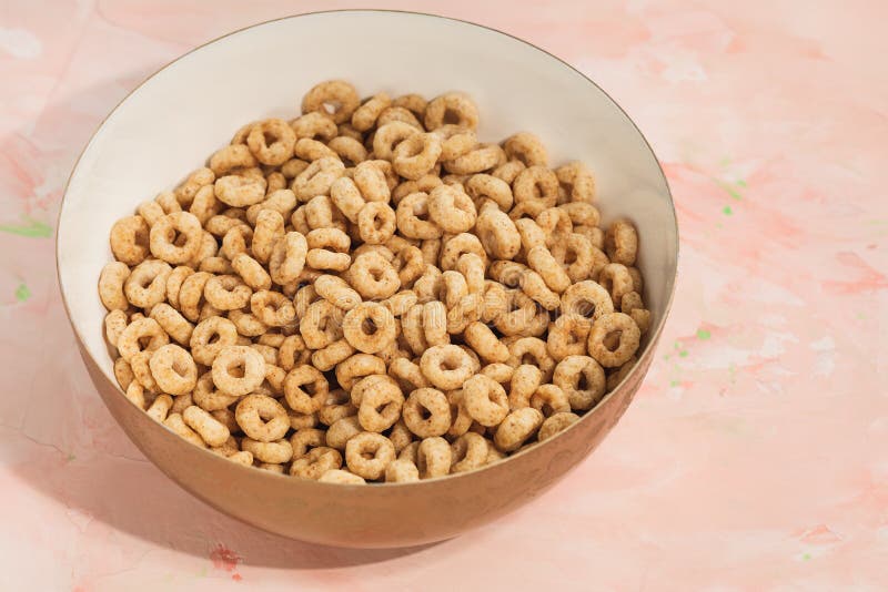Delicioso Cereal Cheerios De Miel En Un Espacio De Bolas. Desayuno Rápido  Imagen de archivo - Imagen de grano, mezcla: 253221741
