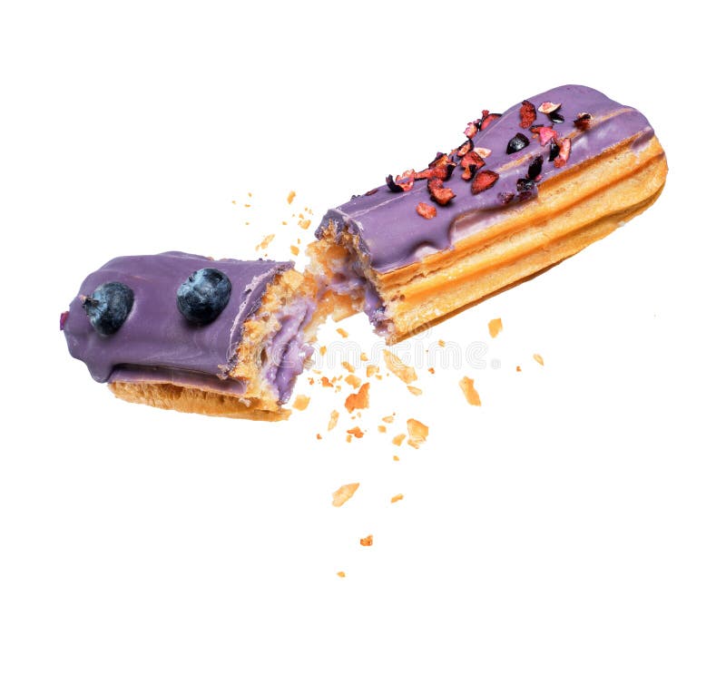 Delicioso eclair con arándanos arándanos divididos en dos mitades en el aire de cerca sobre un fondo blanco imágenes de archivo libres de regalías