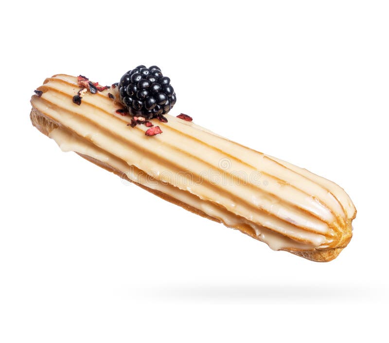 Delicioso eclair con cierre de moras sobre fondo blanco foto de archivo