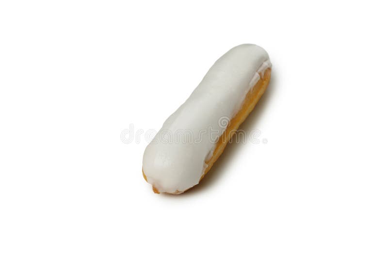 Delicioso eclair con crema aislada en fondo blanco