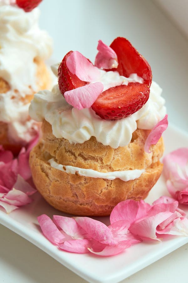 Delicioso eclair con crema batida y crema batida. imagen de archivo