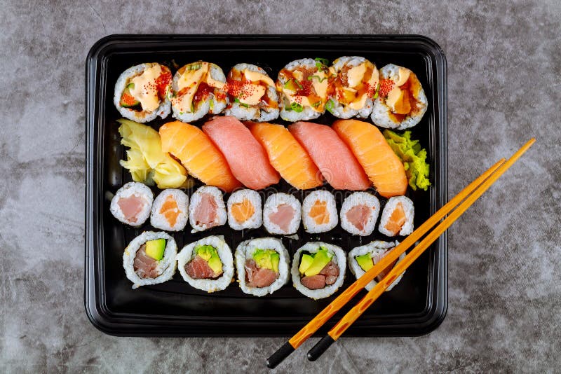 Delicioso juego de rollo de sushi fresco en una bandeja negra. comida japonesa fotografía de archivo