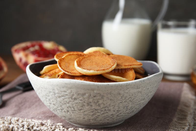 Delicioso Mini Crepes Cereal Servido En La Mesa Foto de archivo Imagen de fresco, receta