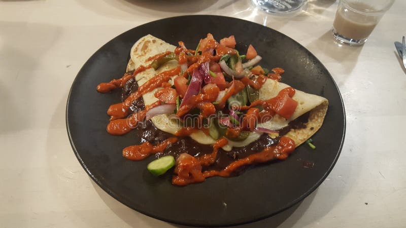Delicioso plato exótico servido en un restaurante vegan en Newtown, Sydney, Nueva Gales del Sur, Australia foto de archivo Delicioso plato exótico servido en un restaurante vegan en Newtown, Sydney, Nueva Gales del Sur, Australia foto de archivo