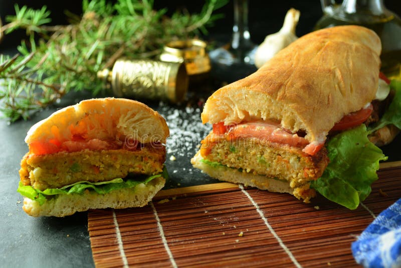 Delicioso sandwich con patatas veganas y verduras frescas imágenes de archivo libres de regalías Delicioso sandwich con patatas veganas y verduras frescas imágenes de archivo libres de regalías
