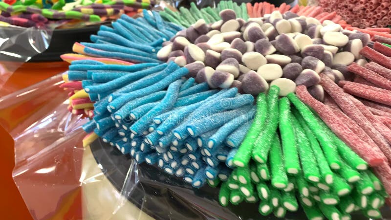 Delicioso y colorido dulce masticando la pequeña mermelada almacen de metraje de vídeo