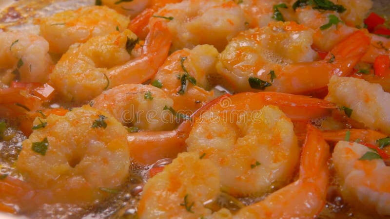 Deliciosos camarones guisados en salsa en una sartén