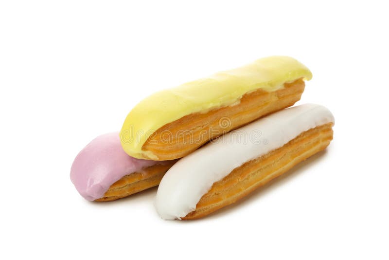 Deliciosos eclairs con crema aislada en fondo blanco imagen de archivo