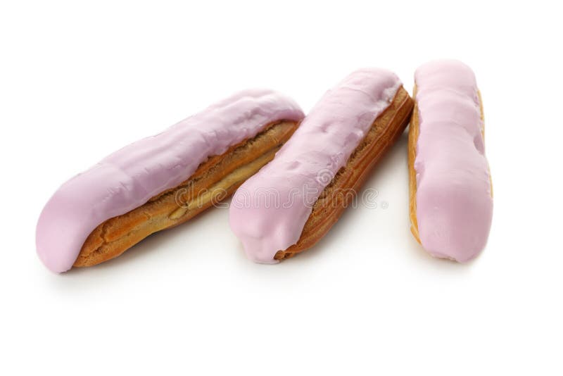 Deliciosos eclairs con crema aislada en fondo blanco imágenes de archivo libres de regalías