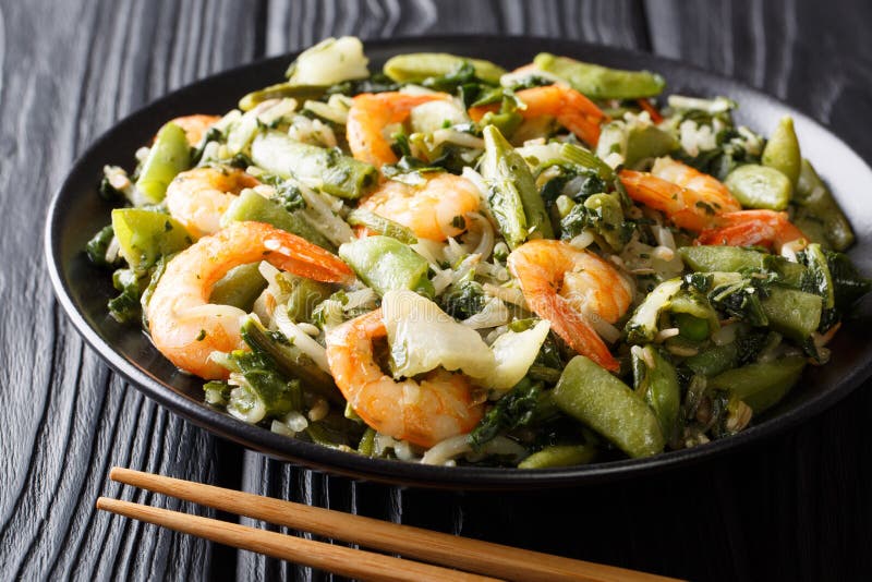 Delicious fried shrimp with spinach, soy sprouts, peas and pak c