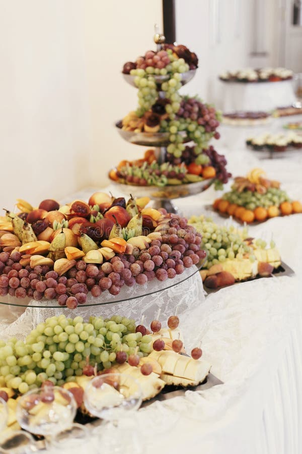 وراء كل صوره حكاية  - صفحة 44 Delicious-fruit-table-wedding-reception-restaurant-fresh-fruits-luxury-catering-131047693