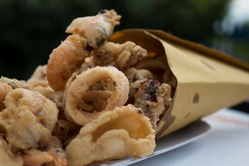 Delicious Italian of tasty, Street Served Stock Photo Fish, Food a lemon: Image Fried 129986642 Misto, and in Fritto Cone; - Kiosk Paper