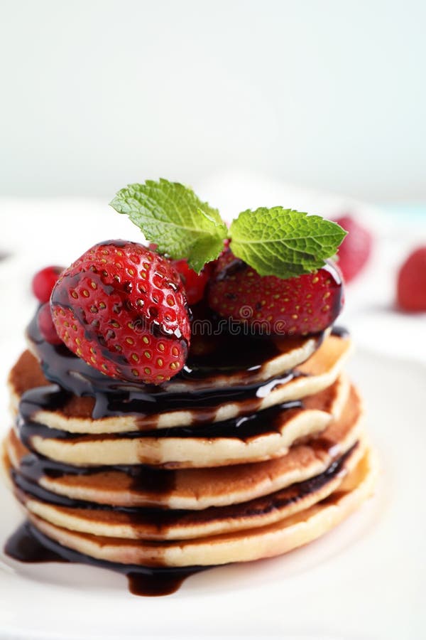 Delicious pancakes with fresh strawberries and chocolate syrup royalty free stock photos Delicious pancakes with fresh strawberries and chocolate syrup royalty free stock photos