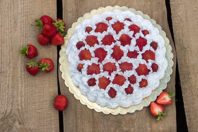 Delikat och smaklig kräm- kaka för ljus, med nya jordgubbar royaltyfri fotografi Delikat och smaklig kräm- kaka för ljus, med nya jordgubbar royaltyfri fotografi