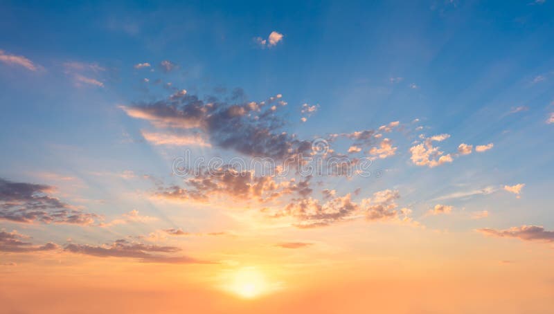 Delikatne niebo przy Sunset Sunrise z prawdziwym sÅ‚oÅ„cem i chmurami
