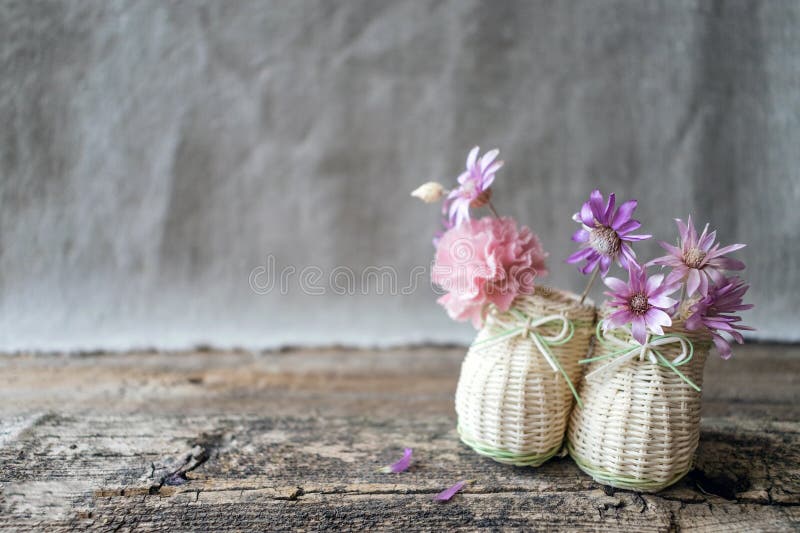 Delikatny bukiet purpur i menchii wildflowers w dekoracyjnym mi obraz royalty free Delikatny bukiet purpur i menchii wildflowers w dekoracyjnym mi obraz royalty free