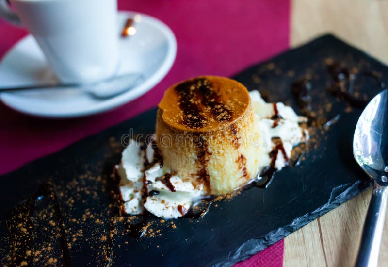 Delikatny flan waniliowy karmelowy serwowany bitą śmietaną zdjęcie stock